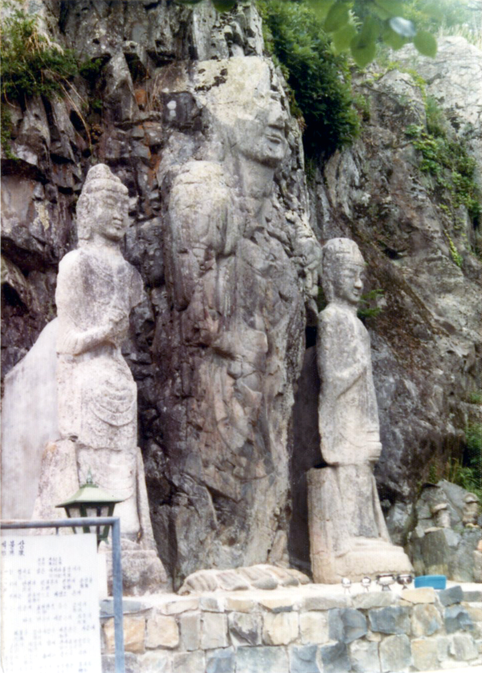 경주 서악동 마애여래삼존입상_2